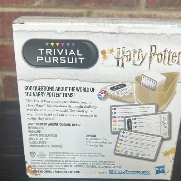 Hasbro Trivial Pursuit Game: Harry Potter Edition - Black and Gold - Picture 2 of 8